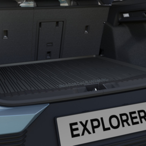 Spodnji rob pladnja za prtljažni prostor z drugim pladnjem za tovor